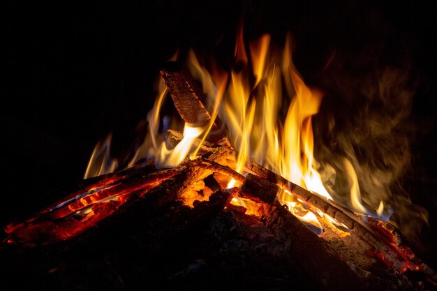 Close-up di un fuoco che brucia di notte