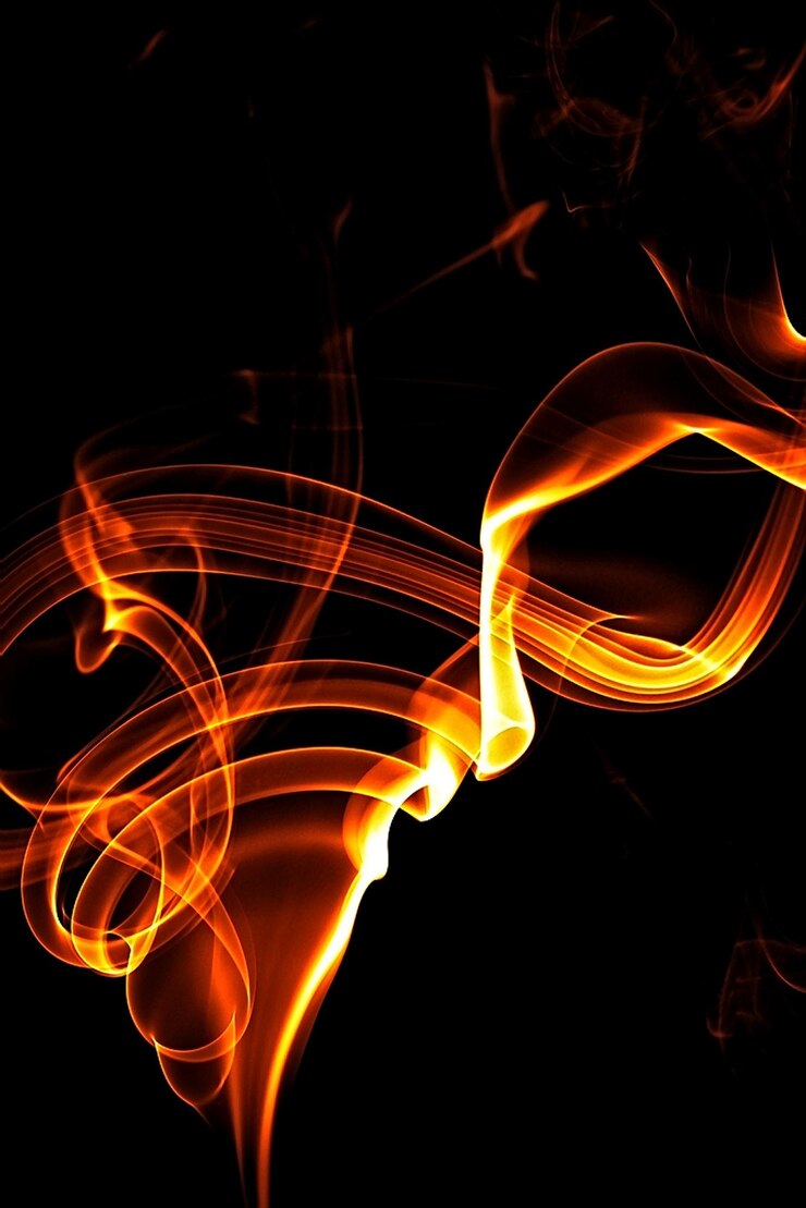Foto close-up di un fuoco illuminato su uno sfondo nero