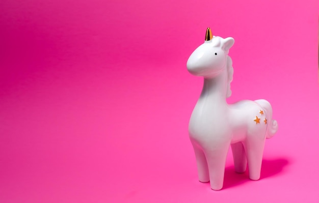 Close-up di un giocattolo di peluche su uno sfondo rosa