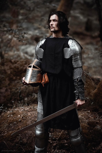 Close-up di un giovane che indossa un costume mentre si trova su una roccia.