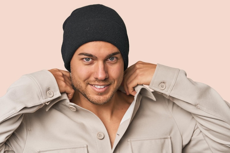 Foto close-up di un giovane con un cappello di lana che mostra la moda invernale