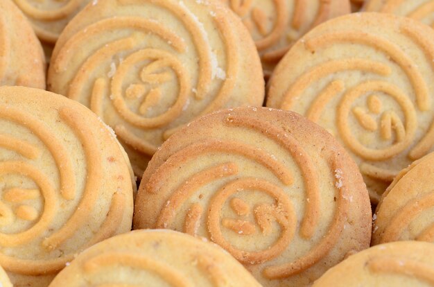 Close-up di un gran numero di biscotti rotondi con ripieno di cocco