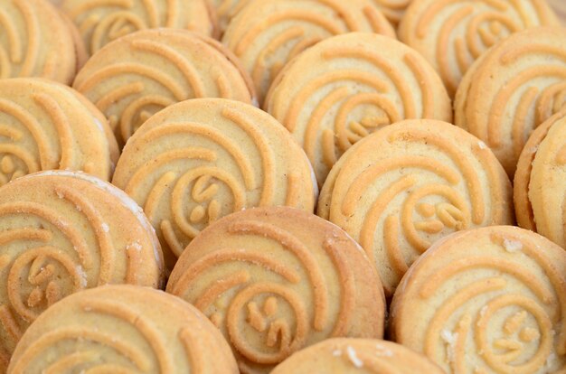 Close-up di un gran numero di biscotti rotondi con ripieno di cocco