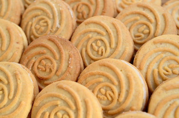 Close-up di un gran numero di biscotti rotondi con ripieno di cocco