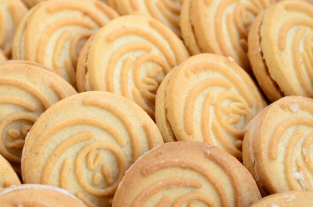 Close-up di un gran numero di biscotti rotondi con ripieno di cocco