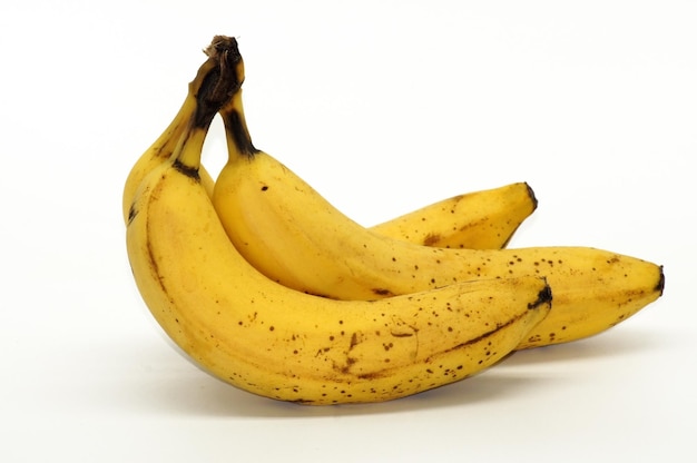 Close-up di un grappolo di banane mature isolate sullo sfondo bianco