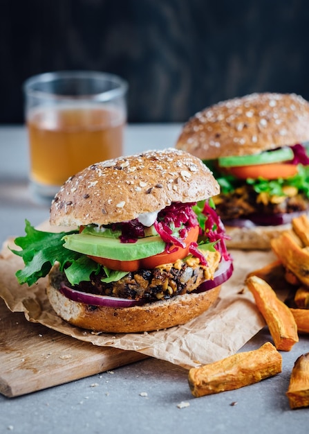 Close-up di un hamburger con patatine fritte