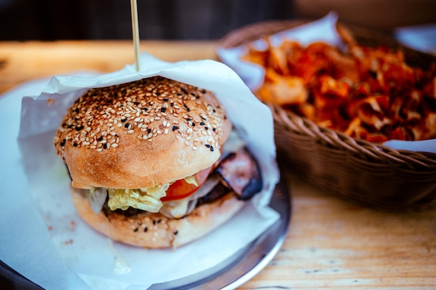Close-up di un hamburger in carta sul tavolo