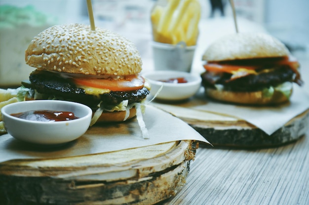 Close-up di un hamburger servito con salsa su legno
