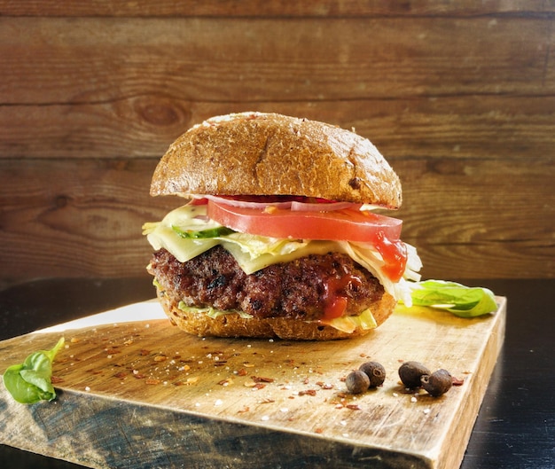 Close-up di un hamburger su un tavolino da taglio in legno
