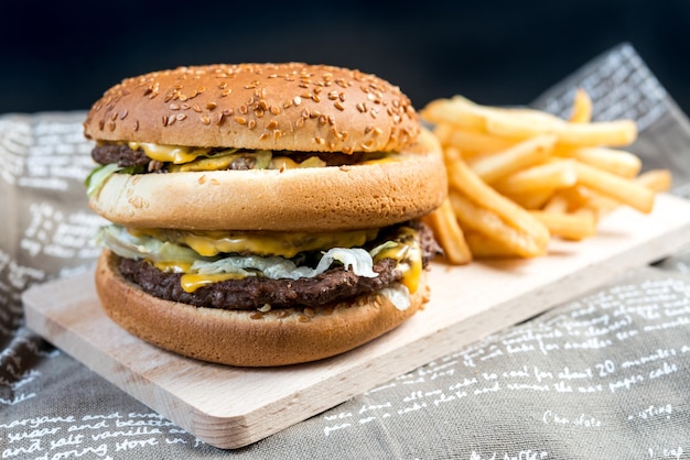 Close-up di un hamburger sul tavolino da taglio