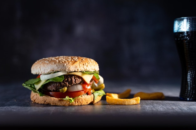 Close-up di un hamburger sul tavolo su uno sfondo nero