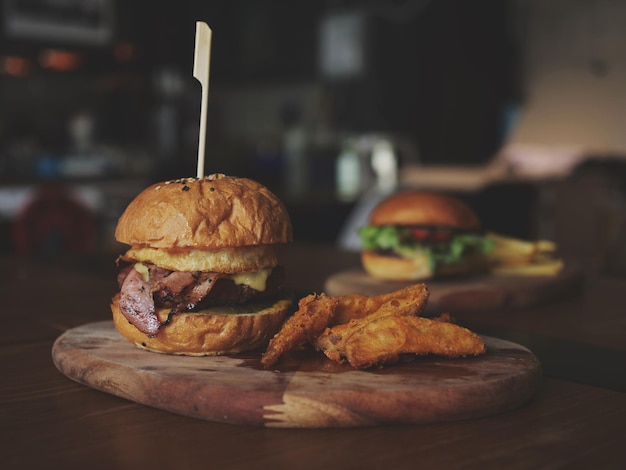 Close-up di un hamburger sul tavolo