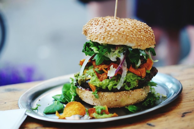 Close-up di un hamburger sul tavolo
