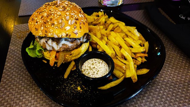 Close-up di un hamburger sul tavolo