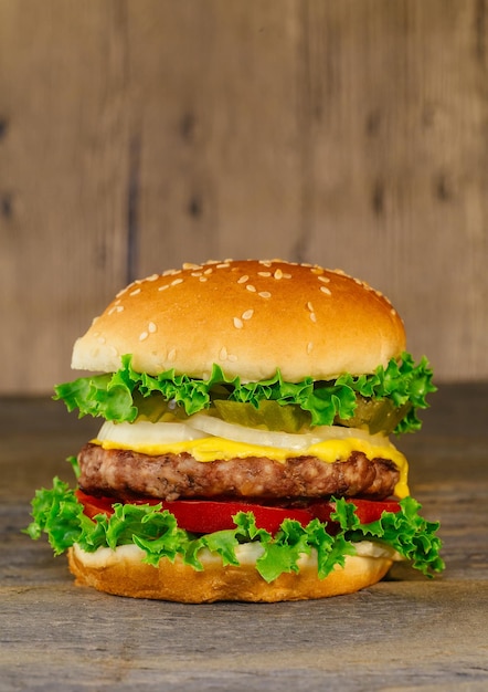 Close-up di un hamburger sul tavolo