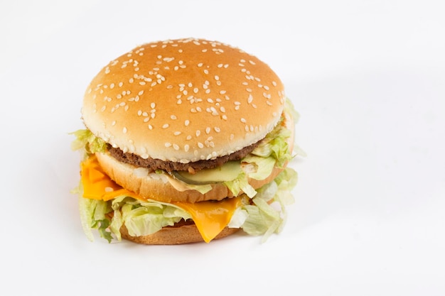Close-up di un hamburger sullo sfondo bianco