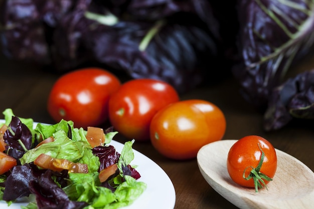 Close-up di un'insalata vegetariana fresca