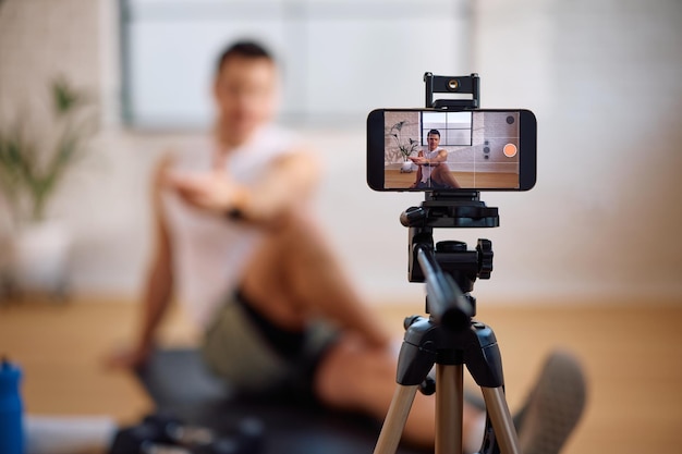 Close-up di un istruttore di fitness che vlogga la sua guida all'allenamento