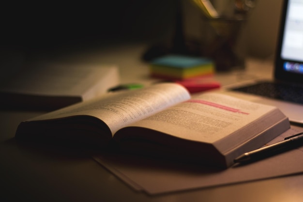Close-up di un libro aperto sul tavolo