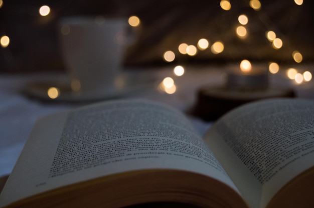 Close-up di un libro illuminato su un tavolo