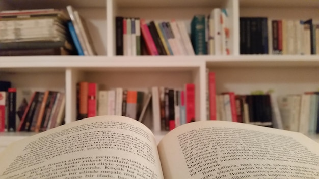 Close-up di un libro sullo scaffale della biblioteca
