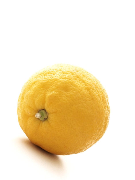Close-up di un limone su sfondo bianco