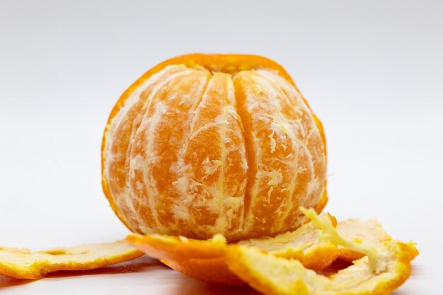 Close-up di un mandarino su sfondo bianco