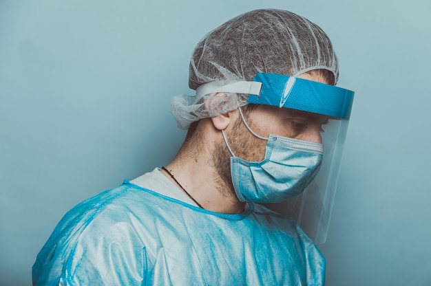 Close-up di un medico che indossa una maschera su uno sfondo colorato