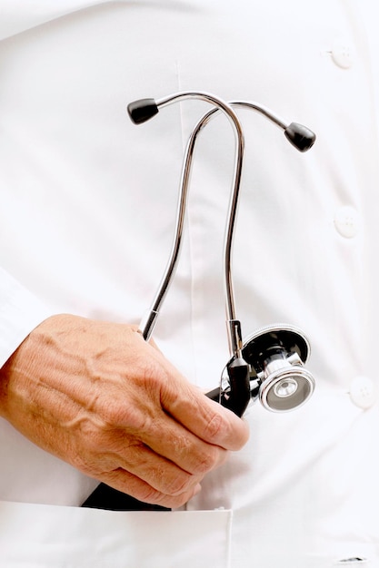 Close-up di un medico che tiene in mano lo stetoscopio
