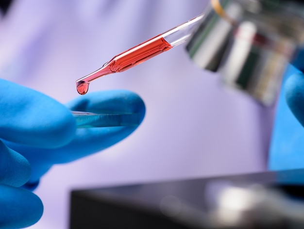 Close-up di un medico che tiene una sostanza chimica
