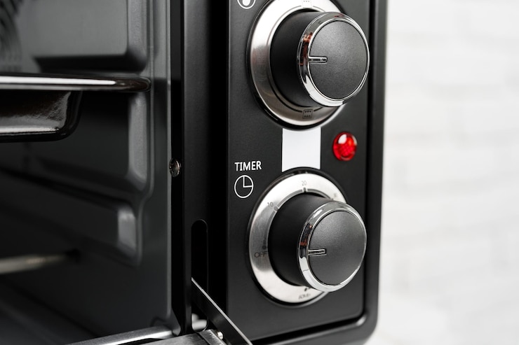 Foto close up di un mini forno elettrico nero