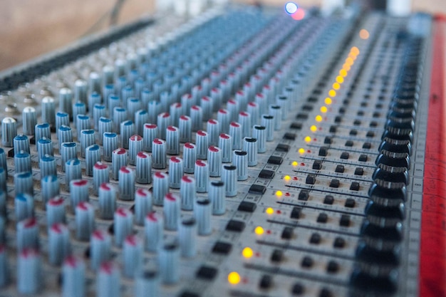 Close-up di un mixer di suono in uno studio di registrazione