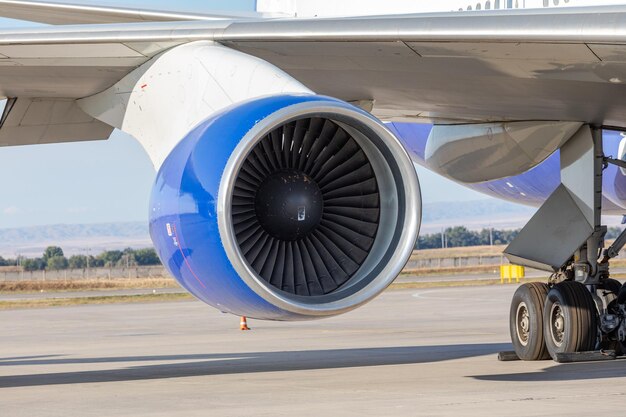 Close-up di un motore aereo in rotazione