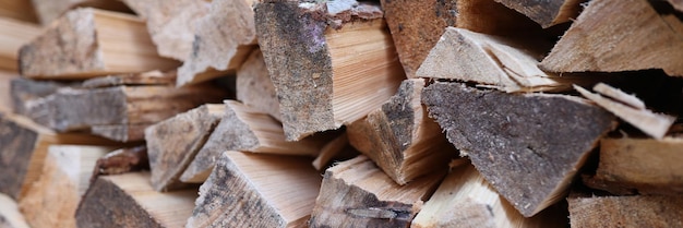 Close-up di un mucchio di tronchi di legna tagliata per il falò Preparazione della legna da ardere impilata per il concetto invernale