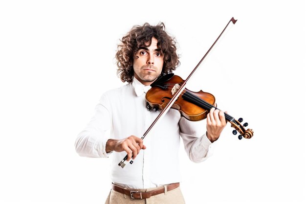 Close-up di un musicista di successo che suona il violino isolato sullo sfondo bianco