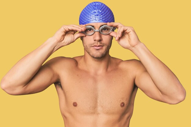 Close-up di un nuotatore ispanico con gli occhiali da sole