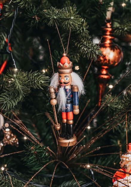 Close-up di un ornamento natalizio appeso all'albero