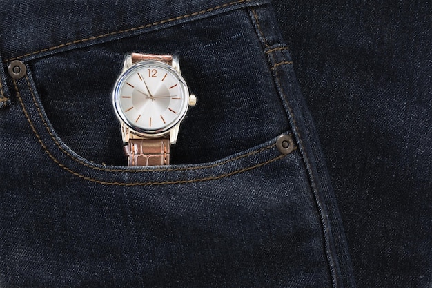 Close-up di un orologio da braccio in jeans