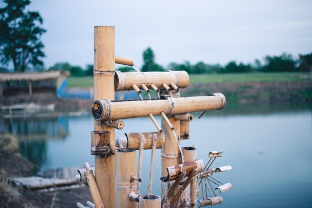 Close-up di un palo di legno nel lago contro il cielo