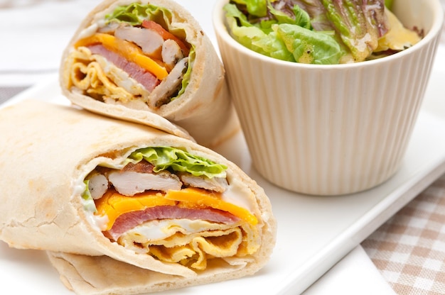 Close-up di un panino con verdure servito in piatto