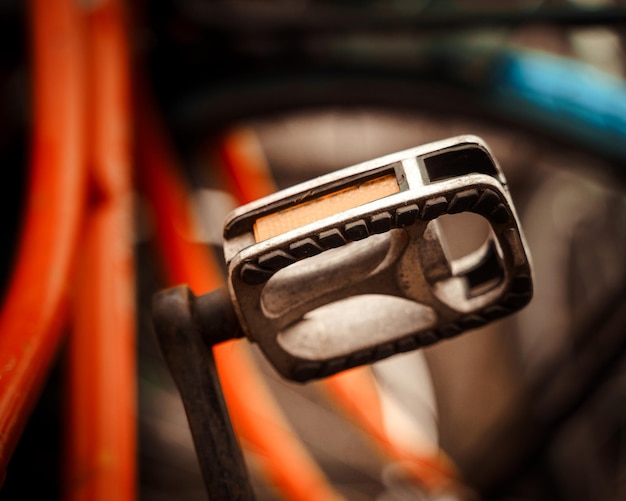 Close-up di un pedale di una bicicletta arancione
