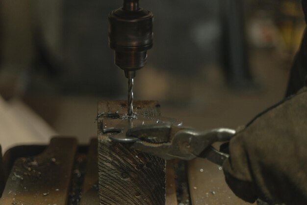 Close-up di un perforatore al lavoro