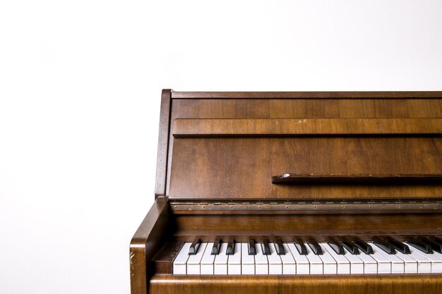 Close-up di un pianoforte contro un cielo limpido