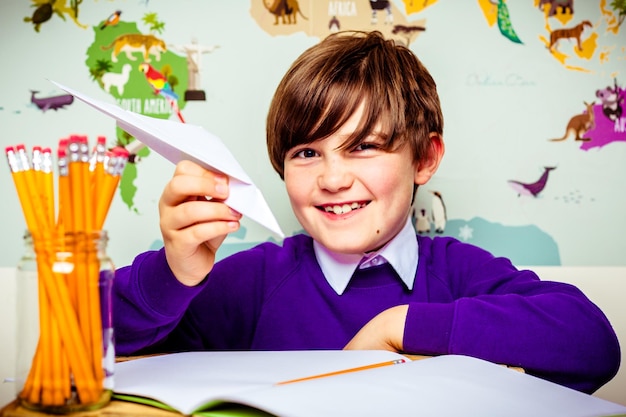 Close-up di un ragazzo carino che studia al tavolo