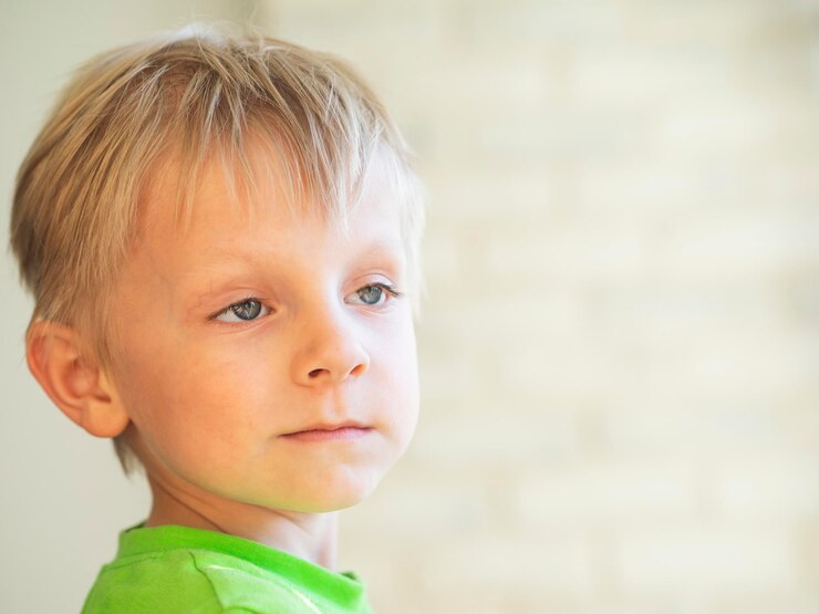 Foto close-up di un ragazzo che guarda lontano a casa