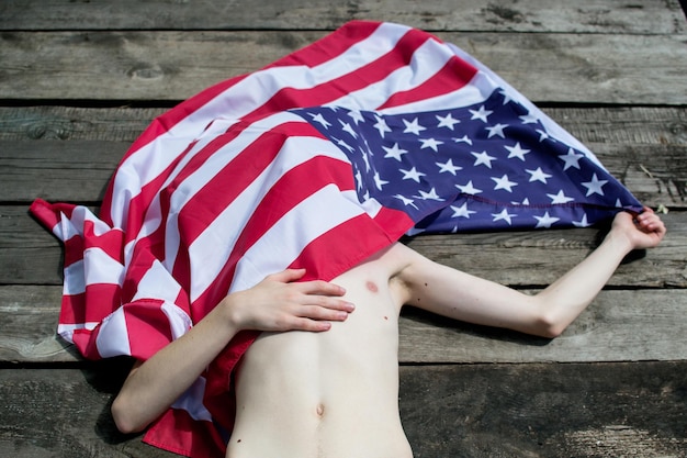 Close-up di un ragazzo con la bandiera americana