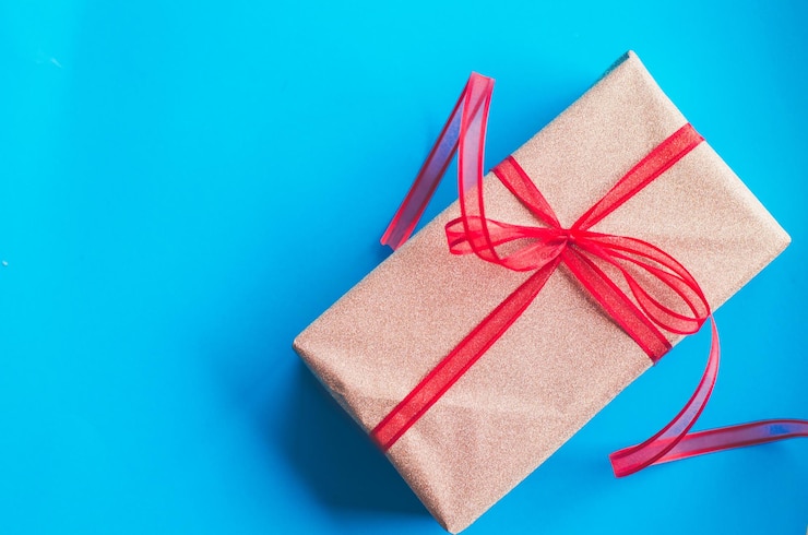 Foto close-up di un regalo di natale su uno sfondo blu