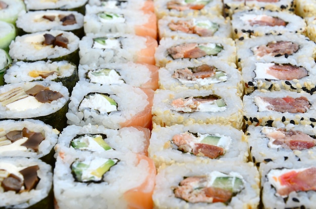 Close-up di un sacco di rotoli di sushi con ripieni diversi