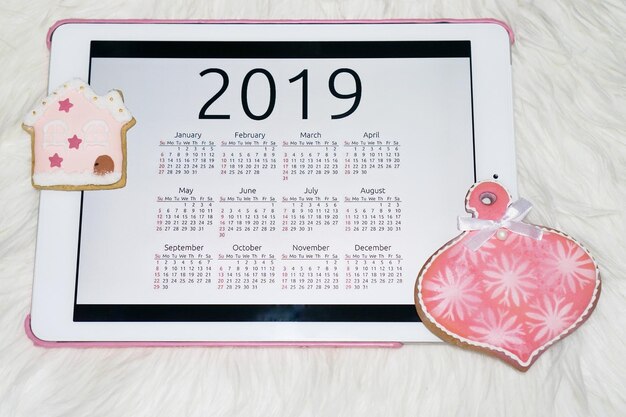 Close-up di un tablet digitale che mostra il calendario sul tavolo